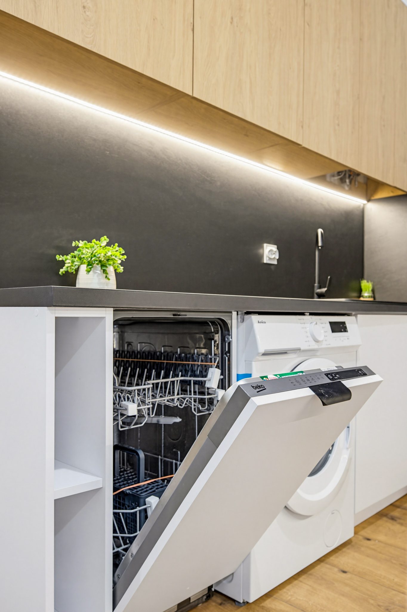 Kuchnia z otwartą zmywarką i podświetleniem LED - HDR, Gliwice Konarskiego