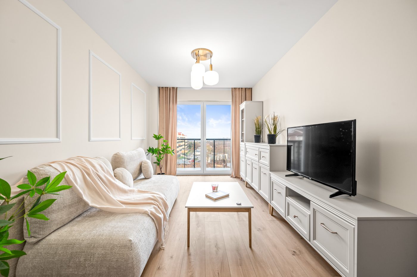 Jasny salon z widokiem na balkon - fotografia HDR, Sosnowiec
