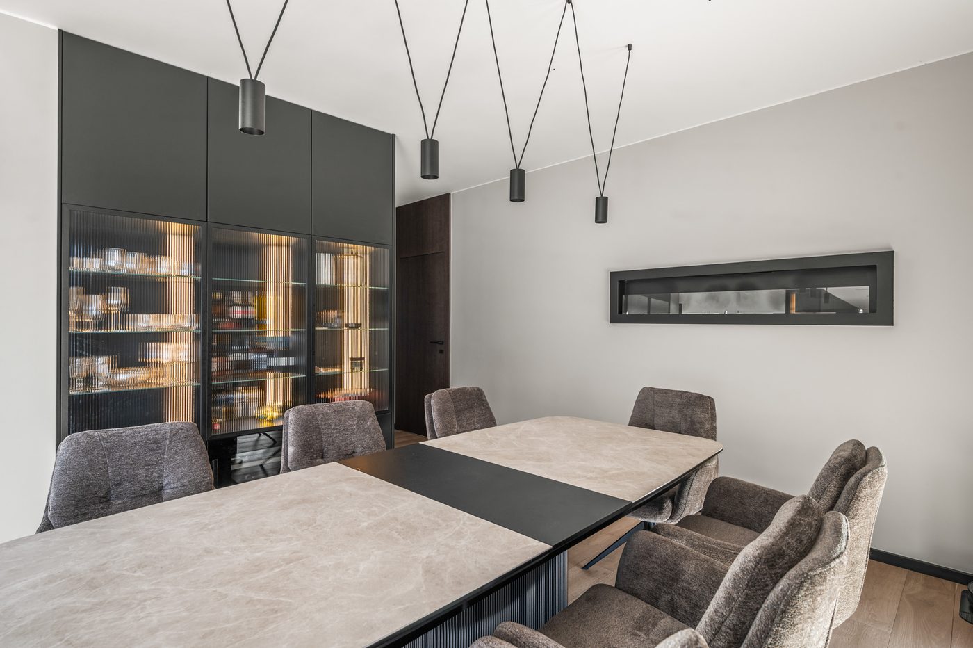 Elegancka jadalnia z lampami pendantowymi - fotografia HDR, Kobyla Góra